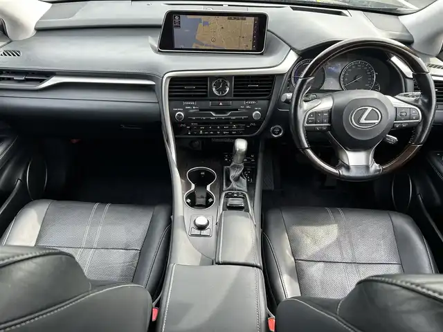 レクサス ＲＸ 450h バージョンL 愛媛県 2016(平28)年 10.7万km グラファイトブラックガラスフレーク 登録時走行距離：106256Km/純正メーカーOPメモリナビ/CD/DVD/BD/TV/BT/AM/FM/純正ビルトインETC2.0/全周囲カメラ/サンルーフ/カーテンエアバッグ/シートメモリー/レザーシート/パワーシート/全席シートヒーター/D+Nエアシート/電動セカンドシート/電動チルトステアリング/ステアリングヒーター/追従クルコン/横滑り防止装置/盗難防止装置/衝突軽減システム/前後コーナーセンサー/LEDヘッドライト/LEDフォグランプ/オートライト/オートハイビーム/フォグランプ/エンジンスタートボタン/スマートキー/純正アルミホイール/純正フロアマット