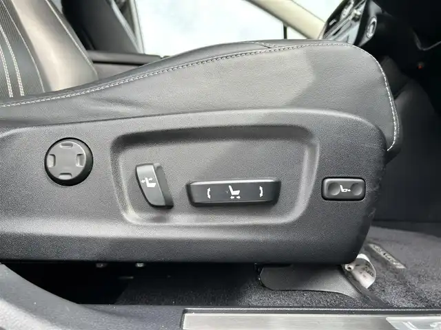 レクサス ＲＸ 450h バージョンL 愛媛県 2016(平28)年 10.7万km グラファイトブラックガラスフレーク 登録時走行距離：106256Km/純正メーカーOPメモリナビ/CD/DVD/BD/TV/BT/AM/FM/純正ビルトインETC2.0/全周囲カメラ/サンルーフ/カーテンエアバッグ/シートメモリー/レザーシート/パワーシート/全席シートヒーター/D+Nエアシート/電動セカンドシート/電動チルトステアリング/ステアリングヒーター/追従クルコン/横滑り防止装置/盗難防止装置/衝突軽減システム/前後コーナーセンサー/LEDヘッドライト/LEDフォグランプ/オートライト/オートハイビーム/フォグランプ/エンジンスタートボタン/スマートキー/純正アルミホイール/純正フロアマット