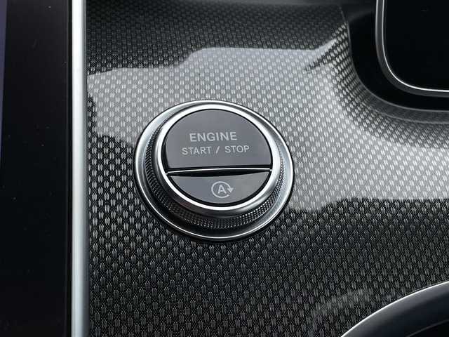 メルセデス・ベンツ Ｍ・ベンツ Ｃ２２０ｄ ステーションワゴン アバンギャルドAMGライン 東京都 2022(令4)年 4.4万km パール ナビゲーションＰＫＧ　/ＭＢＵＸ　/１２セグ　/３６０°カメラ　/ＨＵＤ　/パノラマＳＲ　/黒革　/前席Ｍ付Ｐシート　/ＡｐｐｌｅＣａｒＰｌａｙ　/ＡｎｄｒｏｉｄＡｕｔｏ　/純正前後Ｄレコ　/パドルＳ　/レーダーセーフＰＫＧ