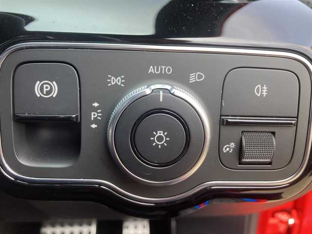 メルセデス・ベンツ Ｍ・ベンツ Ａ２５０ 4MATIC AMGライン 熊本県 2020(令2)年 0.9万km ジュピターレッド ・スマートキー/・プッシュスタート/・サンルーフ/・アクティブステアリングアシスト/・道路標識アシスト/・アクティブレーンキーピングアシスト/・アクティブブレーキアシスト/・アテンションアシスト/・ブラインドスポットモニター/・レーンチェンジアシスト/・インテリジェントライトシステム/・クルーズコントロール(追従式)/・ハーフレザーシート/・前席パワーシート/・前席シートヒーター /・純正メモリナビ/　【Bluetooth・USB・AppleCarPlay・AndroidAuto】/・フルセグTV/・バックカメラ/・ETC2.0/・LEDヘッドランプ/・純正マット