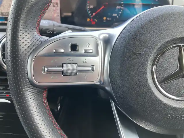 メルセデス・ベンツ Ｍ・ベンツ Ａ２５０ 4MATIC AMGライン 熊本県 2020(令2)年 0.9万km ジュピターレッド ・スマートキー/・プッシュスタート/・サンルーフ/・アクティブステアリングアシスト/・道路標識アシスト/・アクティブレーンキーピングアシスト/・アクティブブレーキアシスト/・アテンションアシスト/・ブラインドスポットモニター/・レーンチェンジアシスト/・インテリジェントライトシステム/・クルーズコントロール(追従式)/・ハーフレザーシート/・前席パワーシート/・前席シートヒーター /・純正メモリナビ/　【Bluetooth・USB・AppleCarPlay・AndroidAuto】/・フルセグTV/・バックカメラ/・ETC2.0/・LEDヘッドランプ/・純正マット