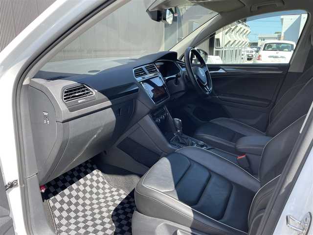 フォルクスワーゲン ティグアン TDI 4モーション ハイライン 道東・釧路十勝 2018(平30)年 5.2万km オリックスホワイトパールエフェクト ４WD/純正ナビ/CD/DVD/SD/フルセグ/AppleCarPlay/AndroidAudio/全方位モニター/ETC２．０/同一車線内全車速運転支援システム/アダクティブクルーズコントロール/アダクティブシャシーコントロール/レーンキープアシストシステム/レーンチェンジアシストシステム/プリクラッシュブレーキシステム/レザーシート/パワーシート（運転席）/全席シートヒーター/電動リアゲート/純正AW　18インチ/純正フロアマット/スペアキー