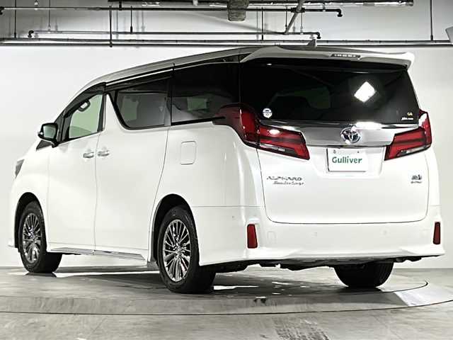 トヨタ アルファードハイブリット エグゼクティブ ラウンジ S 広島県 2022(令4)年 3.2万km ホワイトパールクリスタルシャイン 禁煙車/4WD/トヨタセーフティセンス/・プリクラッシュセーフティ/・レーンディパーチャーアラート/・レーダークルーズコントロール/・先行車発進告知/・オートマチックハイビーム/BSM/RCTA/JBLプレミアムサウンド/パノラミックビューモニター/純正フリップダウンモニター/デジタルインナーミラー/純正メーカーOPナビ/・フルセグTV/CD/DVD/Blu-ray/Bluetooth/・HDMI/USB/SD/サウンドライブラリ/ウッドコンビステアリング/ステアリングヒーター/ステアリングスイッチ/３眼LEDヘッドライト/フォグランプ/シーケンシャルターンランプ/１・２列目シートヒーター/ベンチレーション/黒革シート/シートメモリー/パワーシート/AC100V1500W電源/純正ドアバイザー/純正フロアマット/ETC2.0/スペアタイヤ/純正17インチアルミホイール