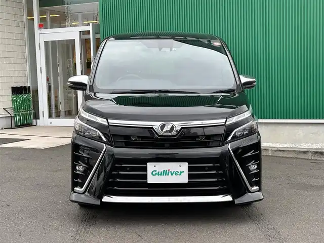 トヨタ ヴォクシー ZS 煌Ⅱ 宮城県 2019(平31)年 5万km ブラック 純正ナビ/(フルセグTV/CD/SD/BT)/バックカメラ/プリクラッシュセーフティー/レーンディパーチャーアラート/クリアランスソナー/先行車発進告知/クルーズコントロール/パーキングサポートブレーキ/オートハイビーム/ドライブレコーダー前後/ビルトインETC/デュアルオートエアコン/MTモード付AT/ドライブセレクト/革巻きステアリング/ステアリングスイッチ/オートライト/アイドリングストップ/両側パワースライドドア/ふらつき防止/プッシュスタート＆スマートキー/ウインカー付き電動格納ミラー/ドアバイザー/フロアマット/キャンセラー/LEDヘッドライト/フォグランプ/純正16インチAW
