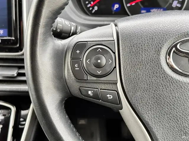 トヨタ ヴォクシー ZS 煌Ⅱ 宮城県 2019(平31)年 5万km ブラック 純正ナビ/(フルセグTV/CD/SD/BT)/バックカメラ/プリクラッシュセーフティー/レーンディパーチャーアラート/クリアランスソナー/先行車発進告知/クルーズコントロール/パーキングサポートブレーキ/オートハイビーム/ドライブレコーダー前後/ビルトインETC/デュアルオートエアコン/MTモード付AT/ドライブセレクト/革巻きステアリング/ステアリングスイッチ/オートライト/アイドリングストップ/両側パワースライドドア/ふらつき防止/プッシュスタート＆スマートキー/ウインカー付き電動格納ミラー/ドアバイザー/フロアマット/キャンセラー/LEDヘッドライト/フォグランプ/純正16インチAW