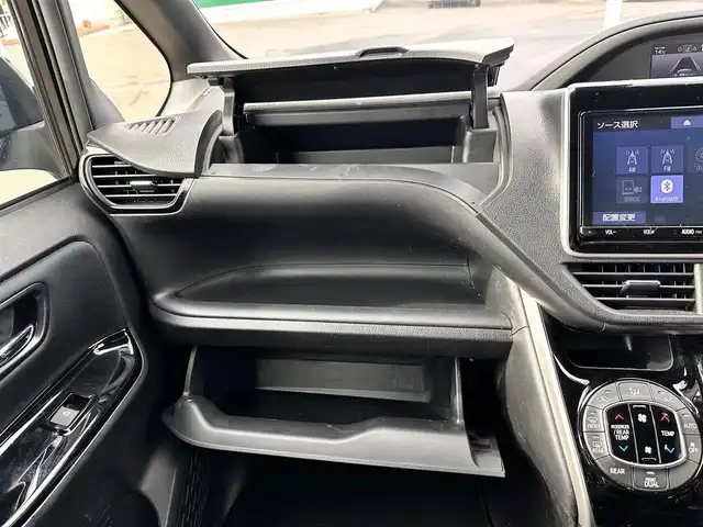 トヨタ ヴォクシー ZS 煌Ⅱ 宮城県 2019(平31)年 5万km ブラック 純正ナビ/(フルセグTV/CD/SD/BT)/バックカメラ/プリクラッシュセーフティー/レーンディパーチャーアラート/クリアランスソナー/先行車発進告知/クルーズコントロール/パーキングサポートブレーキ/オートハイビーム/ドライブレコーダー前後/ビルトインETC/デュアルオートエアコン/MTモード付AT/ドライブセレクト/革巻きステアリング/ステアリングスイッチ/オートライト/アイドリングストップ/両側パワースライドドア/ふらつき防止/プッシュスタート＆スマートキー/ウインカー付き電動格納ミラー/ドアバイザー/フロアマット/キャンセラー/LEDヘッドライト/フォグランプ/純正16インチAW