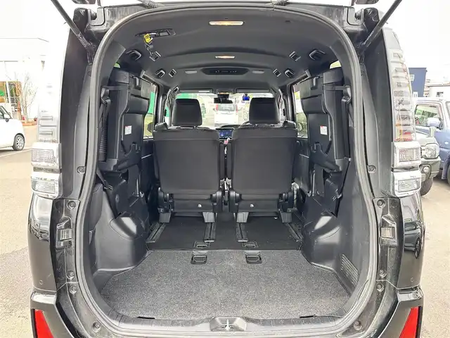 トヨタ ヴォクシー ZS 煌Ⅱ 宮城県 2019(平31)年 5万km ブラック 純正ナビ/(フルセグTV/CD/SD/BT)/バックカメラ/プリクラッシュセーフティー/レーンディパーチャーアラート/クリアランスソナー/先行車発進告知/クルーズコントロール/パーキングサポートブレーキ/オートハイビーム/ドライブレコーダー前後/ビルトインETC/デュアルオートエアコン/MTモード付AT/ドライブセレクト/革巻きステアリング/ステアリングスイッチ/オートライト/アイドリングストップ/両側パワースライドドア/ふらつき防止/プッシュスタート＆スマートキー/ウインカー付き電動格納ミラー/ドアバイザー/フロアマット/キャンセラー/LEDヘッドライト/フォグランプ/純正16インチAW