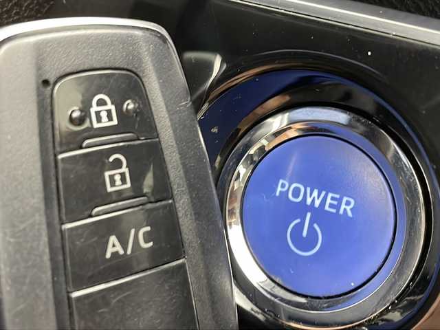 トヨタ プリウス ＰＨＶ Sナビパケ・セーフティプラス 新潟県 2018(平30)年 5.4万km ホワイトパールクリスタルシャイン 寒冷地仕様/11.6インチナビ/ USB/AUX/BT/フルセグ/バックカメラ/PCS/ICS/ACC/クリアランスソナー /オートハイビーム/LEDヘッドライト/フォグライト/バックフォグ/ステアリングヒーター/前席シートヒーター /パーキングアシスト/ビルトインETC2.0/前後ドライブレコーダー/スマートキー一体型エンジンスターター /オートリトラミラー /ミラーヒーター/フロントデアイサー/純正フロアマット/純正AWサマータイヤ積み込み