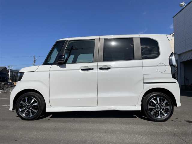ホンダ Ｎ ＢＯＸ カスタム L ターボ スタイル+ブラック 道央・札幌 2022(令4)年 1.9万km プラチナホワイトパール 登録時走行距離18109ｋｍ/ワンオーナー/　４　Ｗ　Ｄ　/寒冷地仕様/ターボ車/純正ナビ（CD/DVD/FM/AM/BT/SD)/フルセグTV（走行中視聴不可）/バックカメラ/アイドリングストップ/ウィンカーミラー/クルーズコントロール（追従走行あり）/プッシュスタート/両側パワースライドドア/パーキングアシスト/パドルシフト/スペアキー×1/純正エンジンスターター（スマートキー一体型）/ベンチシート/純正フロアマット/シートヒーター（運転席/助手席）/横滑り防止装置/盗難防止装置/衝突軽減ブレーキ/コーナーセンサー/レーンキープアシスト/オートライト/オートマチックハイビーム/カーテンエアバッグ/フォグランプ/ステアリングスイッチ/革巻きステアリング/ヘッドライトレベライザー/ワイパー間欠時間コントローラー/ECONスイッチ/電動格納ミラー/ミラーヒーター/BRAKE HOLD/積込夏タイヤ付（スタイルブラック専用AW）