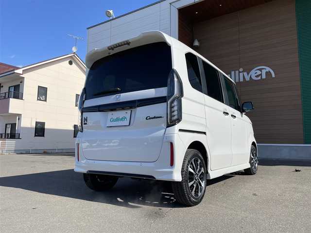 ホンダ Ｎ ＢＯＸ カスタム L ターボ スタイル+ブラック 道央・札幌 2022(令4)年 1.9万km プラチナホワイトパール 登録時走行距離18109ｋｍ/ワンオーナー/　４　Ｗ　Ｄ　/寒冷地仕様/ターボ車/純正ナビ（CD/DVD/FM/AM/BT/SD)/フルセグTV（走行中視聴不可）/バックカメラ/アイドリングストップ/ウィンカーミラー/クルーズコントロール（追従走行あり）/プッシュスタート/両側パワースライドドア/パーキングアシスト/パドルシフト/スペアキー×1/純正エンジンスターター（スマートキー一体型）/ベンチシート/純正フロアマット/シートヒーター（運転席/助手席）/横滑り防止装置/盗難防止装置/衝突軽減ブレーキ/コーナーセンサー/レーンキープアシスト/オートライト/オートマチックハイビーム/カーテンエアバッグ/フォグランプ/ステアリングスイッチ/革巻きステアリング/ヘッドライトレベライザー/ワイパー間欠時間コントローラー/ECONスイッチ/電動格納ミラー/ミラーヒーター/BRAKE HOLD/積込夏タイヤ付（スタイルブラック専用AW）