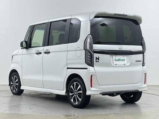 ホンダ Ｎ ＢＯＸ カスタム L ターボ スタイル+ブラック 道央・札幌 2022(令4)年 1.9万km プラチナホワイトパール ・４WD/ターボ車/・ホンダセンシング/・アダプティブクルーズコントロール/・衝突軽減ブレーキ/・レーンキープアシスト/・コンフォートビューパッケージ/・純正ナビ（CD/DVD/BT/SD)/・フルセグTV（走行中視聴不可）/・バックカメラ/・両側パワースライドドア/・シートヒーター（運転席/助手席）/・パーキングアシスト/・パドルシフト/・スペアキー×1/・純正エンジンスターター（スマートキー一体型）/・プッシュスタート/・横滑り防止装置/・盗難防止装置/・コーナーセンサー/・オートライト/オートマチックハイビーム/・フォグランプ/・ステアリングスイッチ/・革巻きステアリング/・ヘッドライトレベライザー/・電動格納ミラー/・ミラーヒーター/・BRAKE HOLD/・積込夏タイヤ付（スタイルブラック専用AW）