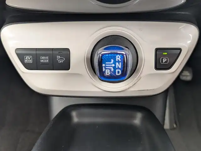 トヨタ プリウス S 栃木県 2016(平28)年 14.9万km ホワイトパールクリスタルシャイン (株)IDOMが運営する【じしゃロン宇都宮店】の自社ローン対象車両になります。こちらは現金またはオートローンご利用時の価格です。自社ローンご希望の方は別途その旨お申付け下さい/純正ナビ/衝突軽減システム/クルーズコントロール/レーンキープアシスト/コーナーセンサー/バックカメラ/ETC/ドアミラーウインカー/ドアバイザー
