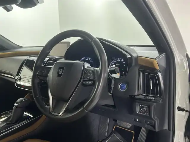トヨタ クラウン ハイブリッド S エレガンススタイル 佐賀県 2019(令1)年 1.7万km ホワイトパールクリスタルシャイン 純正8インチナビ/フルセグTV/CD/DVD/Bluetooth/バックカメラ/衝突被害軽減システム/ブラインドスポットモニター/レーダークルーズコントロール/クリアランスソナー/レーンアシスト/ロードサインアシスト/オートライト/オートマチックハイビーム/電子パーキング/オートブレーキホールド/前方ドライブレコーダー/LEDヘッドライト/LEDフォグライト/ハーフレザーシート/純正フロアマット/運転席・助手席パワーシート/スマートキー/ステアリングスイッチ