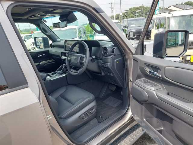 トヨタ ランドクルーザー ２５０ VX 東京都 2025(令7)年 0.7万km アバンギャルドブロンズメタリック ムーンルーフ/純正ディスプレイオーディオ/パノラミックビューモニター/ビルトインETC2.0/デジタルインナーミラー/パワーバックドア/シートヒーター/ベンチレーションシート/パワーシート/ステアリングヒーター/Toyota Safety Sense/・プリクラッシュセーフティ/・レーントレーシングアシスト/・レーダークルーズコントロール/・アダプティブハイビームシステム/・ブラインドスポットモニター/・コーナーセンサー