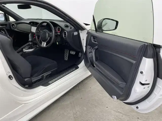 トヨタ ８６ GT 大分県 2015(平27)年 2.7万km クリスタルホワイトパール 社外ナビ/（フルセグ/CD/DVD/Bluetooth）/モデリスタエアロ/クスコタワーバー/パドルシフト/走行モード切替/（SNOW/sports）/クリアランスソナー/バックカメラ　/ETC/オートライト/オートエアコン/社外アルミホイール/プッシュスタート・スマートキー/保証書・取扱説明書/スペアキー