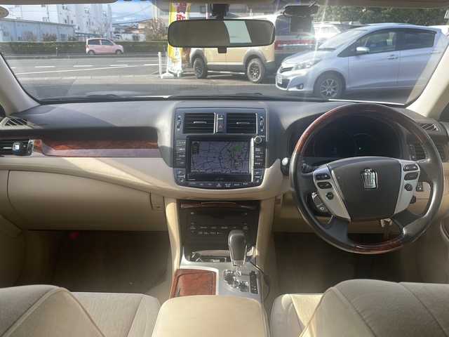 トヨタ クラウン ロイヤル RサルーンiFourプレミアED 福島県 2012(平24)年 12万km ホワイトパールクリスタルシャイン 純正HDDナビ/・エレクトロマルチビジョン/・フルセグTV/USB/AUX/CD/DVD/FM/AM/・バックカメラ/・ビルトインETC/D+N席パワーシート/D席メモリーシート/革張りステアリング/・ステアリングスイッチ/・クルーズコントロール/コーナーセンサー前後/リアウィンドウ電動シェード/シガーライター/横滑り防止装置/プッシュスタート/・スマートキー/・スペアキー1本/電動格納ミラー/・ウィンカーミラー/LEDヘッドライト/・オートライト/・フォグランプ/純正ドアバイザー/純正フロアマット