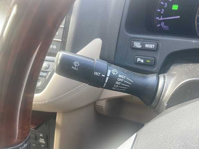 トヨタ クラウン ロイヤル RサルーンiFourプレミアED 福島県 2012(平24)年 12万km ホワイトパールクリスタルシャイン 純正HDDナビ/・エレクトロマルチビジョン/・フルセグTV/USB/AUX/CD/DVD/FM/AM/・バックカメラ/・ビルトインETC/D+N席パワーシート/D席メモリーシート/革張りステアリング/・ステアリングスイッチ/・クルーズコントロール/コーナーセンサー前後/リアウィンドウ電動シェード/シガーライター/横滑り防止装置/プッシュスタート/・スマートキー/・スペアキー1本/電動格納ミラー/・ウィンカーミラー/LEDヘッドライト/・オートライト/・フォグランプ/純正ドアバイザー/純正フロアマット