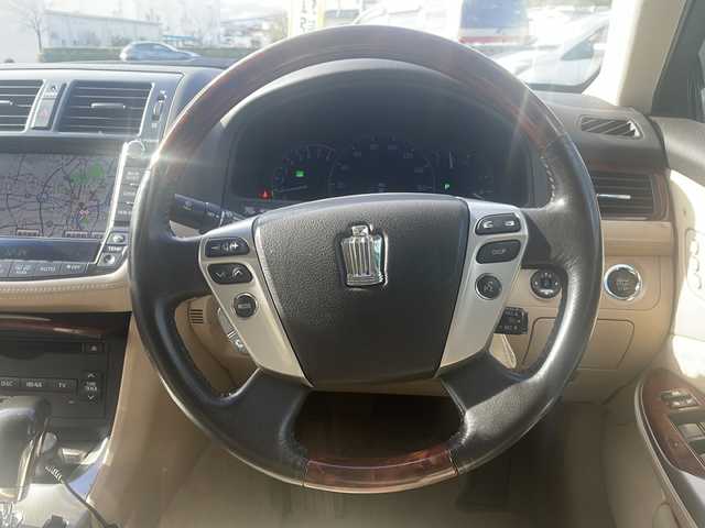 トヨタ クラウン ロイヤル RサルーンiFourプレミアED 福島県 2012(平24)年 12万km ホワイトパールクリスタルシャイン 純正HDDナビ/・エレクトロマルチビジョン/・フルセグTV/USB/AUX/CD/DVD/FM/AM/・バックカメラ/・ビルトインETC/D+N席パワーシート/D席メモリーシート/革張りステアリング/・ステアリングスイッチ/・クルーズコントロール/コーナーセンサー前後/リアウィンドウ電動シェード/シガーライター/横滑り防止装置/プッシュスタート/・スマートキー/・スペアキー1本/電動格納ミラー/・ウィンカーミラー/LEDヘッドライト/・オートライト/・フォグランプ/純正ドアバイザー/純正フロアマット