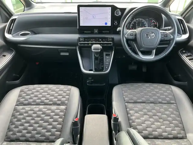 トヨタ ヴォクシー S－Z 奈良県 2023(令5)年 1.9万km アティチュードブラックマイカ 純正10.5インチディスプレイオーディオ/（TV/BT/AppleCarPlay/AndroidAuto)/純正14インチフリップダウンモニター（V14T-R72R）/レーダークルーズコントロール/バックカメラ/前後コーナーセンサー/プリクラッシュセーフティ/レーンキープアシスト/両側パワースライドドア/ハーフレザーシート/前席シートヒーター/後席サンシェード/LEDヘッドライト/ETC2.0/純正17インチAW/保証書/取り扱い説明書/スペアキーX1