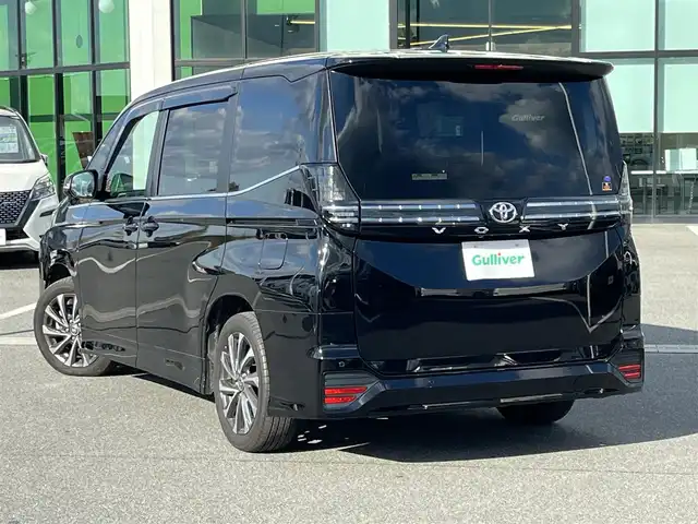 トヨタ ヴォクシー S－Z 奈良県 2023(令5)年 1.9万km アティチュードブラックマイカ 純正10.5インチディスプレイオーディオ/（TV/BT/AppleCarPlay/AndroidAuto)/純正14インチフリップダウンモニター（V14T-R72R）/レーダークルーズコントロール/バックカメラ/前後コーナーセンサー/プリクラッシュセーフティ/レーンキープアシスト/両側パワースライドドア/ハーフレザーシート/前席シートヒーター/後席サンシェード/LEDヘッドライト/ETC2.0/純正17インチAW/保証書/取り扱い説明書/スペアキーX1