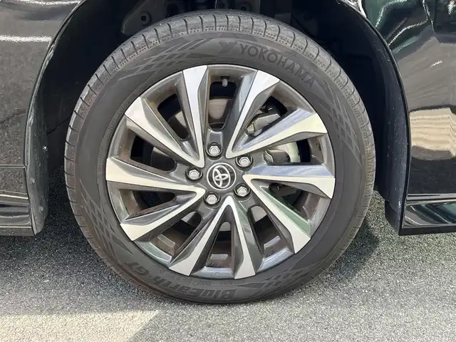 トヨタ ヴォクシー S－Z 奈良県 2023(令5)年 1.9万km アティチュードブラックマイカ 純正10.5インチディスプレイオーディオ/（TV/BT/AppleCarPlay/AndroidAuto)/純正14インチフリップダウンモニター（V14T-R72R）/レーダークルーズコントロール/バックカメラ/前後コーナーセンサー/プリクラッシュセーフティ/レーンキープアシスト/両側パワースライドドア/ハーフレザーシート/前席シートヒーター/後席サンシェード/LEDヘッドライト/ETC2.0/純正17インチAW/保証書/取り扱い説明書/スペアキーX1