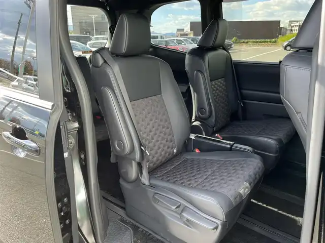 トヨタ ヴォクシー S－Z 奈良県 2023(令5)年 1.9万km アティチュードブラックマイカ 純正10.5インチディスプレイオーディオ/（TV/BT/AppleCarPlay/AndroidAuto)/純正14インチフリップダウンモニター（V14T-R72R）/レーダークルーズコントロール/バックカメラ/前後コーナーセンサー/プリクラッシュセーフティ/レーンキープアシスト/両側パワースライドドア/ハーフレザーシート/前席シートヒーター/後席サンシェード/LEDヘッドライト/ETC2.0/純正17インチAW/保証書/取り扱い説明書/スペアキーX1