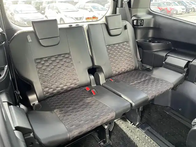 トヨタ ヴォクシー S－Z 奈良県 2023(令5)年 1.9万km アティチュードブラックマイカ 純正10.5インチディスプレイオーディオ/（TV/BT/AppleCarPlay/AndroidAuto)/純正14インチフリップダウンモニター（V14T-R72R）/レーダークルーズコントロール/バックカメラ/前後コーナーセンサー/プリクラッシュセーフティ/レーンキープアシスト/両側パワースライドドア/ハーフレザーシート/前席シートヒーター/後席サンシェード/LEDヘッドライト/ETC2.0/純正17インチAW/保証書/取り扱い説明書/スペアキーX1