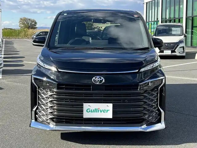 トヨタ ヴォクシー S－Z 奈良県 2023(令5)年 1.9万km アティチュードブラックマイカ 純正10.5インチディスプレイオーディオ/（TV/BT/AppleCarPlay/AndroidAuto)/純正14インチフリップダウンモニター（V14T-R72R）/レーダークルーズコントロール/バックカメラ/前後コーナーセンサー/プリクラッシュセーフティ/レーンキープアシスト/両側パワースライドドア/ハーフレザーシート/前席シートヒーター/後席サンシェード/LEDヘッドライト/ETC2.0/純正17インチAW/保証書/取り扱い説明書/スペアキーX1