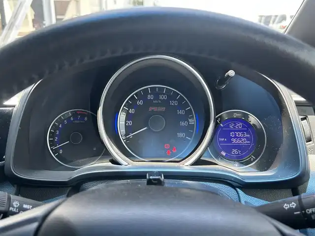 ホンダ フィット RS 静岡県 2016(平28)年 10.7万km クリスタルブラックパール ６速マニュアル/純正ナビＴＶ（フルセグ）/Bluetooth/純正リアルーフスポイラー/LED/ETC/クルーズコントロール/バックカメラ/オートライト/純正16インチアルミホイール/アイドリングストップ/スペアキーあり