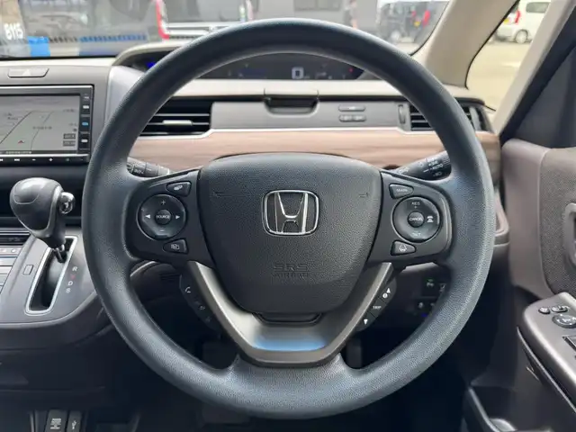 ホンダ フリード G 滋賀県 2023(令5)年 2.5万km クリスタルブラックパール 禁煙車/純正ナビ/CD/Bluetooth/FM/AM/バックカメラ/ホンダセンシング/・CMBS(衝突軽減ブレーキ)/・歩行者事故低減ステアリング/・アダプティブクルーズコントロール/・LKAS(車線維持支援システム)/・路外逸脱抑制機能/・誤発進抑制機能/・先行車発進お知らせ機能/・標識認識機能/・マルチインフォメーションディスプレイ/ETC/両側パワースライドドア/D/N席シートヒーター /ドライブレコーダー/LEDヘッドライト/オートライト/ステアリングスイッチ/ドアバイザー/プッシュスタート /スマートキー/スペアキー/純正フロアマット