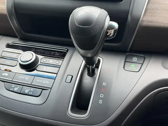 ホンダ フリード G 滋賀県 2023(令5)年 2.5万km クリスタルブラックパール 禁煙車/純正ナビ/CD/Bluetooth/FM/AM/バックカメラ/ホンダセンシング/・CMBS(衝突軽減ブレーキ)/・歩行者事故低減ステアリング/・アダプティブクルーズコントロール/・LKAS(車線維持支援システム)/・路外逸脱抑制機能/・誤発進抑制機能/・先行車発進お知らせ機能/・標識認識機能/・マルチインフォメーションディスプレイ/ETC/両側パワースライドドア/D/N席シートヒーター /ドライブレコーダー/LEDヘッドライト/オートライト/ステアリングスイッチ/ドアバイザー/プッシュスタート /スマートキー/スペアキー/純正フロアマット