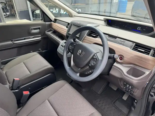 ホンダ フリード G 滋賀県 2023(令5)年 2.5万km クリスタルブラックパール 禁煙車/純正ナビ/CD/Bluetooth/FM/AM/バックカメラ/ホンダセンシング/・CMBS(衝突軽減ブレーキ)/・歩行者事故低減ステアリング/・アダプティブクルーズコントロール/・LKAS(車線維持支援システム)/・路外逸脱抑制機能/・誤発進抑制機能/・先行車発進お知らせ機能/・標識認識機能/・マルチインフォメーションディスプレイ/ETC/両側パワースライドドア/D/N席シートヒーター /ドライブレコーダー/LEDヘッドライト/オートライト/ステアリングスイッチ/ドアバイザー/プッシュスタート /スマートキー/スペアキー/純正フロアマット