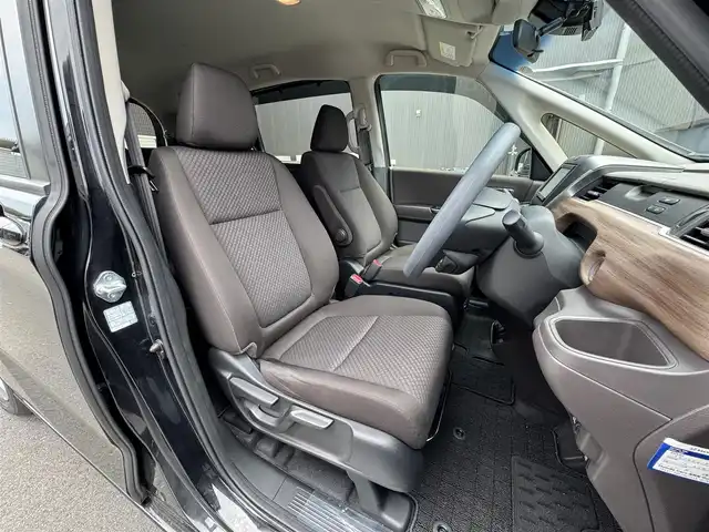 ホンダ フリード G 滋賀県 2023(令5)年 2.5万km クリスタルブラックパール 禁煙車/純正ナビ/CD/Bluetooth/FM/AM/バックカメラ/ホンダセンシング/・CMBS(衝突軽減ブレーキ)/・歩行者事故低減ステアリング/・アダプティブクルーズコントロール/・LKAS(車線維持支援システム)/・路外逸脱抑制機能/・誤発進抑制機能/・先行車発進お知らせ機能/・標識認識機能/・マルチインフォメーションディスプレイ/ETC/両側パワースライドドア/D/N席シートヒーター /ドライブレコーダー/LEDヘッドライト/オートライト/ステアリングスイッチ/ドアバイザー/プッシュスタート /スマートキー/スペアキー/純正フロアマット
