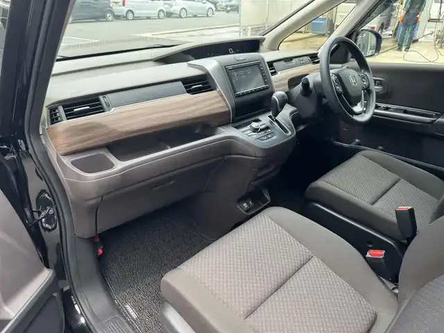 ホンダ フリード G 滋賀県 2023(令5)年 2.5万km クリスタルブラックパール 禁煙車/純正ナビ/CD/Bluetooth/FM/AM/バックカメラ/ホンダセンシング/・CMBS(衝突軽減ブレーキ)/・歩行者事故低減ステアリング/・アダプティブクルーズコントロール/・LKAS(車線維持支援システム)/・路外逸脱抑制機能/・誤発進抑制機能/・先行車発進お知らせ機能/・標識認識機能/・マルチインフォメーションディスプレイ/ETC/両側パワースライドドア/D/N席シートヒーター /ドライブレコーダー/LEDヘッドライト/オートライト/ステアリングスイッチ/ドアバイザー/プッシュスタート /スマートキー/スペアキー/純正フロアマット