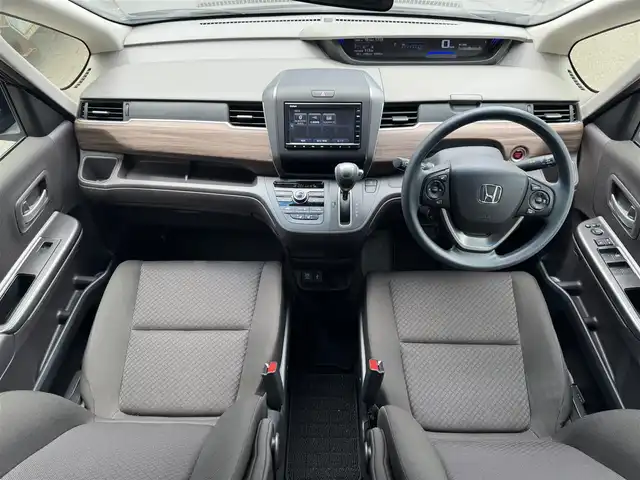 ホンダ フリード G 滋賀県 2023(令5)年 2.5万km クリスタルブラックパール 禁煙車/純正ナビ/CD/Bluetooth/FM/AM/バックカメラ/ホンダセンシング/・CMBS(衝突軽減ブレーキ)/・歩行者事故低減ステアリング/・アダプティブクルーズコントロール/・LKAS(車線維持支援システム)/・路外逸脱抑制機能/・誤発進抑制機能/・先行車発進お知らせ機能/・標識認識機能/・マルチインフォメーションディスプレイ/ETC/両側パワースライドドア/D/N席シートヒーター /ドライブレコーダー/LEDヘッドライト/オートライト/ステアリングスイッチ/ドアバイザー/プッシュスタート /スマートキー/スペアキー/純正フロアマット