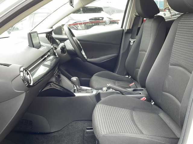 マツダ デミオ 13S 熊本県 2018(平30)年 6万km アークティックホワイト 純正SDナビ/FM/AM/USB/AUX/BluetoothAudio/ドライブレコーダー/コーナーセンサー/オートハイビーム/オートライト/スマートキー/横滑り防止装置/衝突軽減システム/アイドリングストップ/ヘッドライトレベライザー/スペアキー1本あり/フロアマット/Wエアバッグ/ABS
