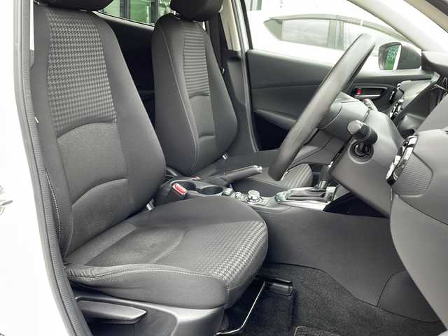 マツダ デミオ 13S 熊本県 2018(平30)年 6万km アークティックホワイト 純正SDナビ/FM/AM/USB/AUX/BluetoothAudio/ドライブレコーダー/コーナーセンサー/オートハイビーム/オートライト/スマートキー/横滑り防止装置/衝突軽減システム/アイドリングストップ/ヘッドライトレベライザー/スペアキー1本あり/フロアマット/Wエアバッグ/ABS