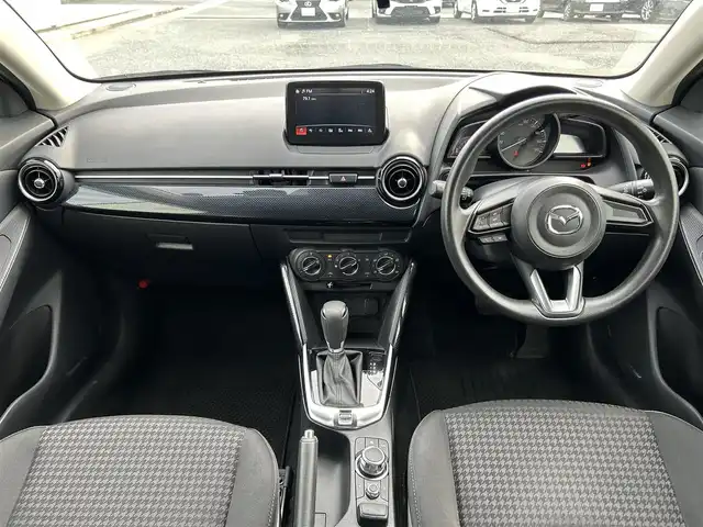 マツダ デミオ 13S 熊本県 2018(平30)年 6万km アークティックホワイト 純正SDナビ/FM/AM/USB/AUX/BluetoothAudio/ドライブレコーダー/コーナーセンサー/オートハイビーム/オートライト/スマートキー/横滑り防止装置/衝突軽減システム/アイドリングストップ/ヘッドライトレベライザー/スペアキー1本あり/フロアマット/Wエアバッグ/ABS