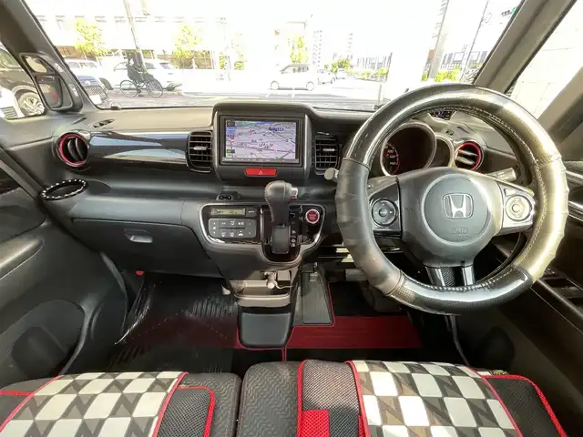 ホンダ Ｎ ＢＯＸ 2トーン カスタム ターボSSパッケージ 岡山県 2014(平26)年 8.2万km ミラノレッド 登録時走行距離81191キロ/社外SDナビ/AM/FM/Bluetooth/TV/CD/DVD/SD/無限エアロ/CTBA（シティブレーキアクティブシステム）/クルーズコントロール/バックカメラ/両側パワースライドドア/無限フロアマット/社外16インチAW/HIDヘッドライト/スマートキー/プッシュスタート/ETC