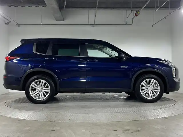 三菱 アウトランダー ＰＨＥＶ M 神奈川県 2022(令4)年 1.3万km コスミックブルーマイカ 4WD/純正9インチスマートフォン連携ナビ/(Bluetooth、AppleCarPlay、フルセグTV)/全方位カメラ/パドルシフト/前席シートヒーター/ステアリングヒーター/パワーバックドア/マイパイロット/eアシスト/・衝突軽減ブレーキ/・踏み間違い衝突防止アシスト/・車線逸脱警報/・車線逸脱防止支援機能/・ふらつき警報/・標識認識システム/・後退時車両検知/BSM/LEDヘッドライト/スマートキー/スペアキー×１本