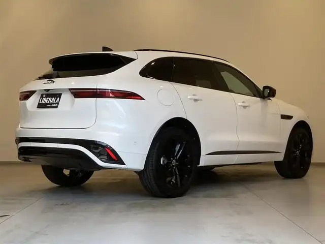 ジャガー ジャガー Ｆペース R－ダイナミック SE 熊本県 2024(令6)年 0.8万km パール ・スマートキー/・プッシュスタート/・ガラスルーフ/・エマージェンシーブレーキ/・エマージェンシーレーンキープ/・ドライバーコンディションモニタ/・パークエイド/・リアクロストラフィックモニター/・オートハイビーム/・クルーズコントロール(追従式)/・黒革シート/・前席パワーシート/・前席シートヒーター /・ハンドルヒーター /・純正メモリナビ/　【Bluetooth・USB・AppleCarPlay・AndroidAuto】/・MERIDIANサウンドシクテム/・全方位カメラ/・ワイヤレス充電/・ETC2.0/・パワーバックドア/・LEDヘッドランプ/・純正マット/・保証書/取説