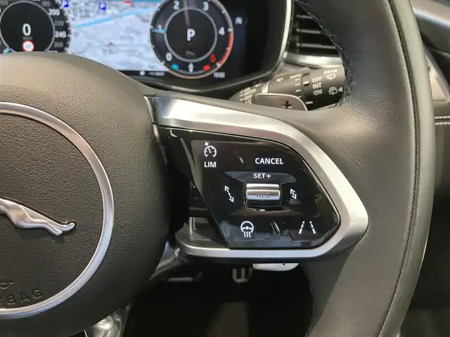 ジャガー ジャガー Ｆペース R－ダイナミック SE 熊本県 2024(令6)年 0.8万km パール ・スマートキー/・プッシュスタート/・ガラスルーフ/・エマージェンシーブレーキ/・エマージェンシーレーンキープ/・ドライバーコンディションモニタ/・パークエイド/・リアクロストラフィックモニター/・オートハイビーム/・クルーズコントロール(追従式)/・黒革シート/・前席パワーシート/・前席シートヒーター /・ハンドルヒーター /・純正メモリナビ/　【Bluetooth・USB・AppleCarPlay・AndroidAuto】/・MERIDIANサウンドシクテム/・全方位カメラ/・ワイヤレス充電/・ETC2.0/・パワーバックドア/・LEDヘッドランプ/・純正マット/・保証書/取説