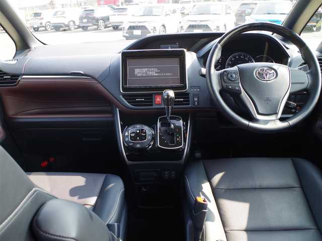 トヨタ エスクァイア Gi 千葉県 2016(平28)年 5.5万km ボルドーマイカメタリック Toyota Safety Sense/・プリクラッシュセーフティ/・レーンディパーチャーアラート/・オートハイビーム/クルーズコントロール/アイドリングストップ/両側パワースライドドア/前席シートヒーター/9インチ純正SDナビ/地デジTV/【DVD/CD再生機能　Bluetooth接続】/バックカメラ/革巻きステアリング/ETC/LEDヘッドライト/フォグライト/ウインカーミラー/社外フロントグリル/社外15インチアルミホイル/スマートキー