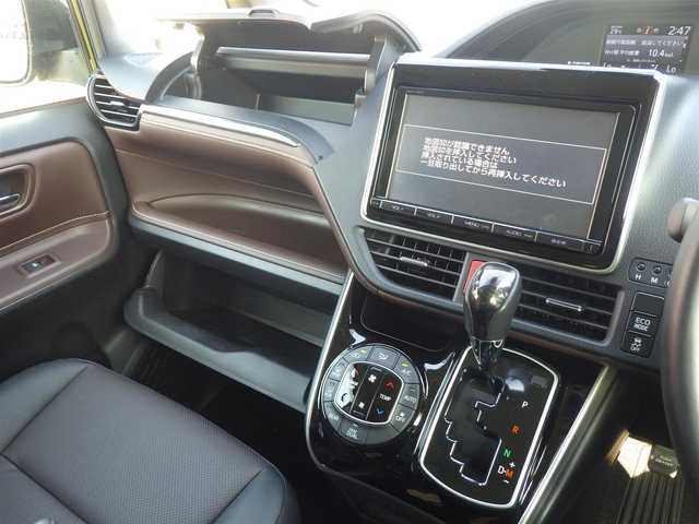 トヨタ エスクァイア Gi 千葉県 2016(平28)年 5.5万km ボルドーマイカメタリック Toyota Safety Sense/・プリクラッシュセーフティ/・レーンディパーチャーアラート/・オートハイビーム/クルーズコントロール/アイドリングストップ/両側パワースライドドア/前席シートヒーター/9インチ純正SDナビ/地デジTV/【DVD/CD再生機能　Bluetooth接続】/バックカメラ/革巻きステアリング/ETC/LEDヘッドライト/フォグライト/ウインカーミラー/社外フロントグリル/社外15インチアルミホイル/スマートキー