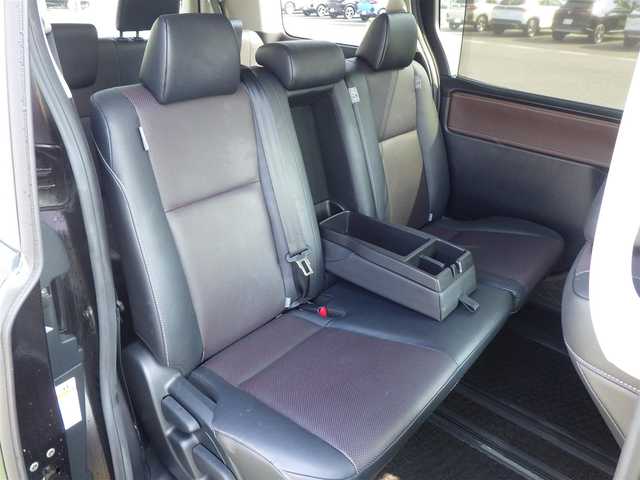 トヨタ エスクァイア Gi 千葉県 2016(平28)年 5.5万km ボルドーマイカメタリック Toyota Safety Sense/・プリクラッシュセーフティ/・レーンディパーチャーアラート/・オートハイビーム/クルーズコントロール/アイドリングストップ/両側パワースライドドア/前席シートヒーター/9インチ純正SDナビ/地デジTV/【DVD/CD再生機能　Bluetooth接続】/バックカメラ/革巻きステアリング/ETC/LEDヘッドライト/フォグライト/ウインカーミラー/社外フロントグリル/社外15インチアルミホイル/スマートキー