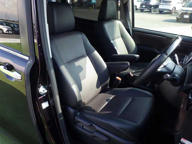 トヨタ エスクァイア Gi 千葉県 2016(平28)年 5.5万km ボルドーマイカメタリック Toyota Safety Sense/・プリクラッシュセーフティ/・レーンディパーチャーアラート/・オートハイビーム/クルーズコントロール/アイドリングストップ/両側パワースライドドア/前席シートヒーター/9インチ純正SDナビ/地デジTV/【DVD/CD再生機能　Bluetooth接続】/バックカメラ/革巻きステアリング/ETC/LEDヘッドライト/フォグライト/ウインカーミラー/社外フロントグリル/社外15インチアルミホイル/スマートキー