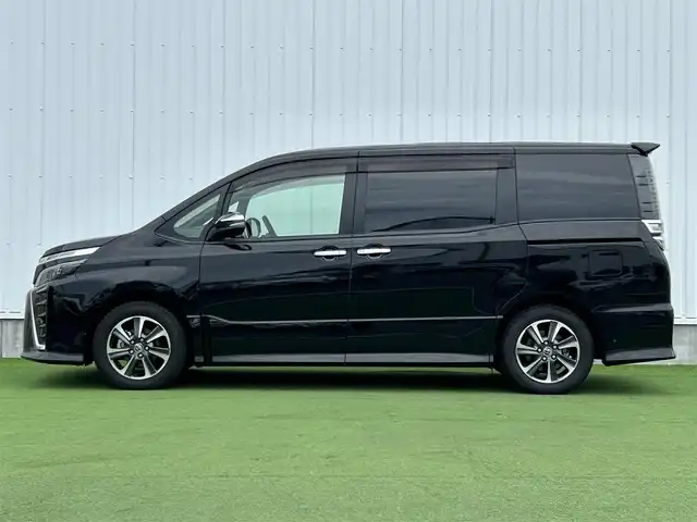 トヨタ ヴォクシー ZS 煌 香川県 2019(平31)年 2.5万km ブラック 登録時走行距離：24178km/社外１１インチナビ　/フルセグＴＶ　/社外フリップダウン　/ＥＴＣ　/ドラレコ　/両パワスラ/バックカメラ　/クルコン　/コーナーセンサー　/ＬＥＤヘッドライト　/オートライト　/横滑り防止　/スマートキー　/プッシュスタート