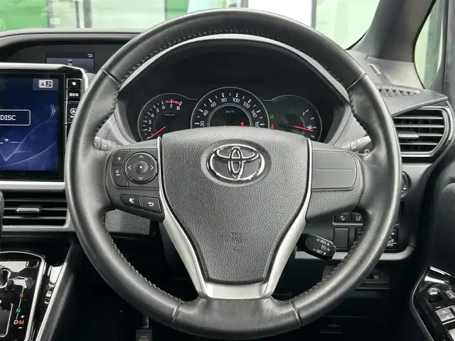 トヨタ ヴォクシー ZS 煌 香川県 2019(平31)年 2.5万km ブラック 登録時走行距離：24178km/社外１１インチナビ　/フルセグＴＶ　/社外フリップダウン　/ＥＴＣ　/ドラレコ　/両パワスラ/バックカメラ　/クルコン　/コーナーセンサー　/ＬＥＤヘッドライト　/オートライト　/横滑り防止　/スマートキー　/プッシュスタート