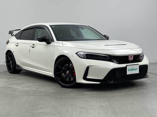 ホンダ シビック タイプR 新潟県 2024(令6)年 0.6万km チャンピオンシップホワイト 純正9インチHonda CONNECTディスプレイ/・フルセグTV/AM/FM/USB/Bluetooth/・AppleCarPlay/AndroidAuto/バックカメラ/ビルトインETC2.0/電子パーキングブレーキ/BRAKE HOLD機能/前席Honda TYPE Rシート/TYPE R専用ステアリングホイール/新車時保証書/取扱説明書/スペアキー１本/Honda SENSING/・衝突軽減ブレーキ（CMBS）/・路外逸脱抑制機能/・アダプティブクルーズコントロール（ACC）/・車線維持支援システム（LKAS）/・近距離衝突軽減ブレーキ/・先行車発進お知らせ機能/・標識認識機能/・ブラインドスポットインフォメーション/・パーキングセンサーシステム