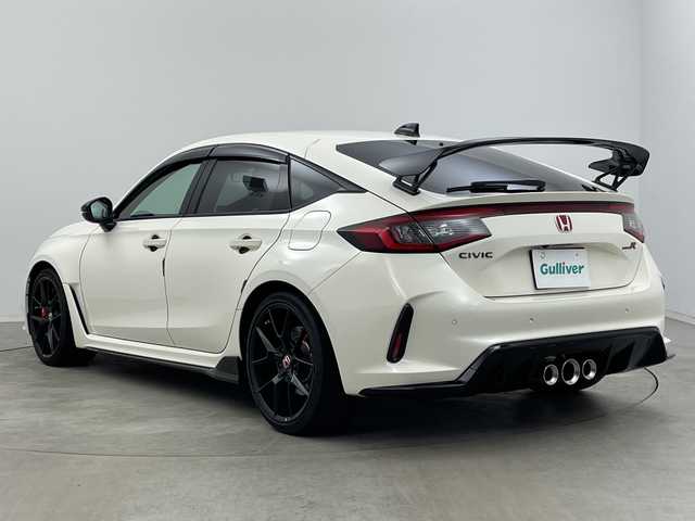ホンダ シビック タイプR 新潟県 2024(令6)年 0.6万km チャンピオンシップホワイト 純正9インチHonda CONNECTディスプレイ/・フルセグTV/AM/FM/USB/Bluetooth/・AppleCarPlay/AndroidAuto/バックカメラ/ビルトインETC2.0/電子パーキングブレーキ/BRAKE HOLD機能/前席Honda TYPE Rシート/TYPE R専用ステアリングホイール/新車時保証書/取扱説明書/スペアキー１本/Honda SENSING/・衝突軽減ブレーキ（CMBS）/・路外逸脱抑制機能/・アダプティブクルーズコントロール（ACC）/・車線維持支援システム（LKAS）/・近距離衝突軽減ブレーキ/・先行車発進お知らせ機能/・標識認識機能/・ブラインドスポットインフォメーション/・パーキングセンサーシステム